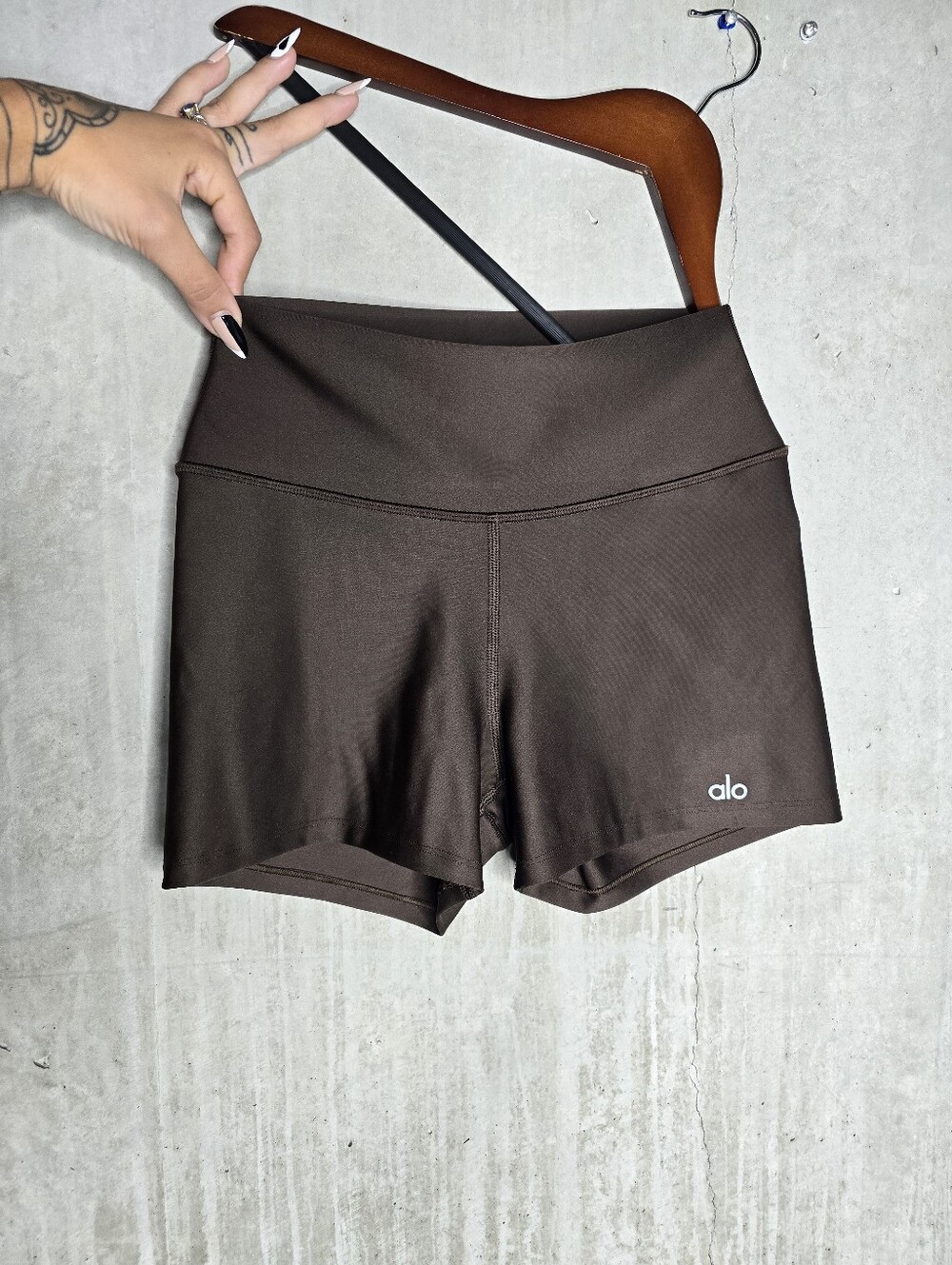 Alo Yoga Chocolate Brown Womens Shorts Size M